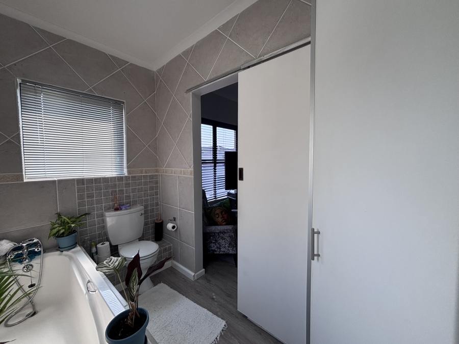 To Let 2 Bedroom Property for Rent in Parklands Western Cape